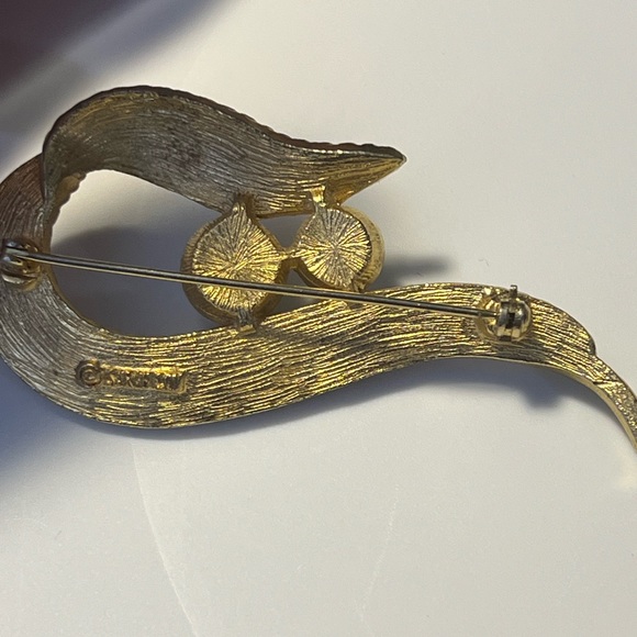 Sarah Coventry brushed gold tone brooch pearl - Picture 2 of 6